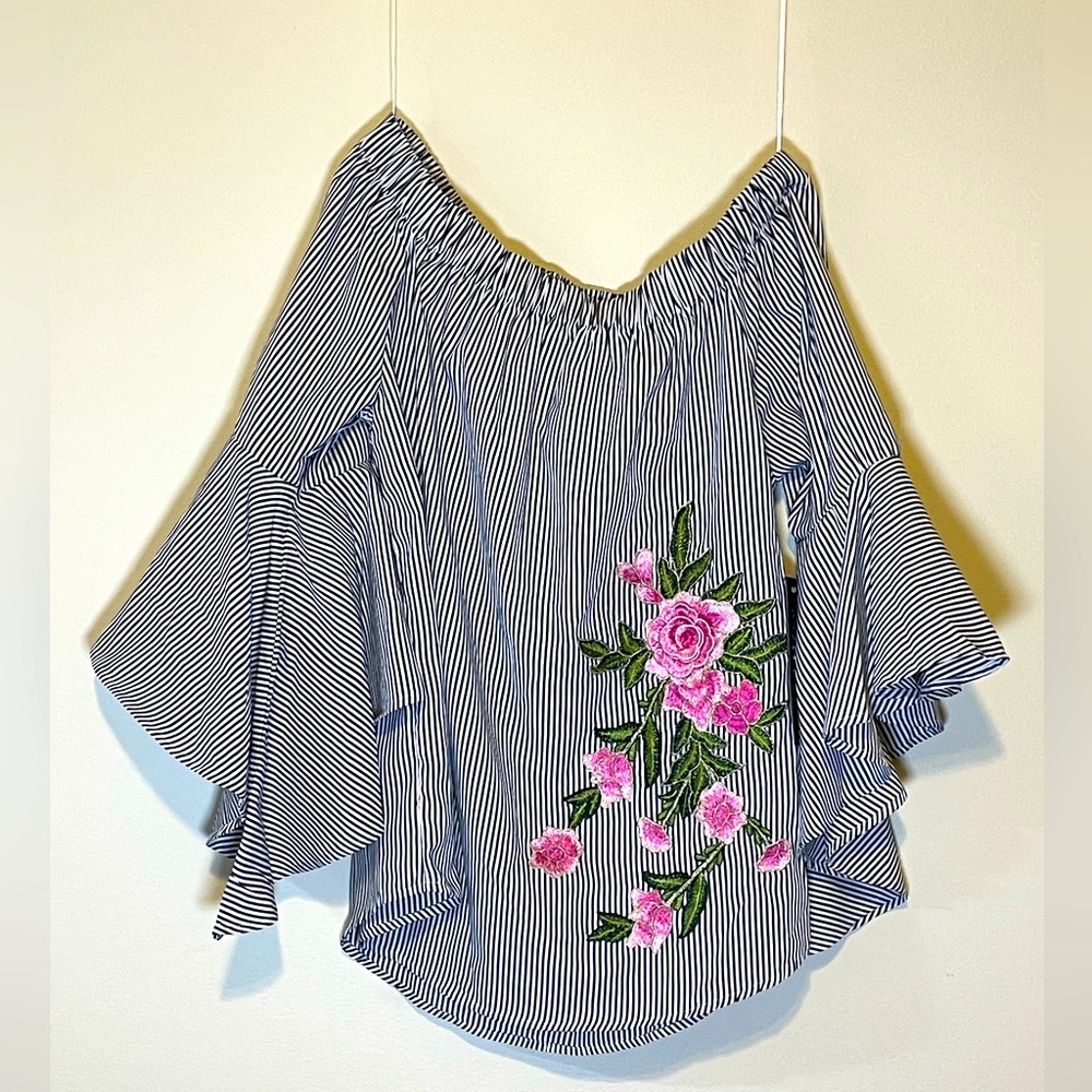 NWT Kontrol Striped Embroidered 3/4 Flare Sleeve Top. Size Medium